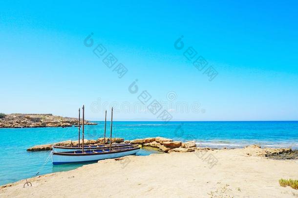 塞浦路斯人风景在旁边指已提到的人海和捕鱼小船采用明亮的和煦的：照到阳光的
