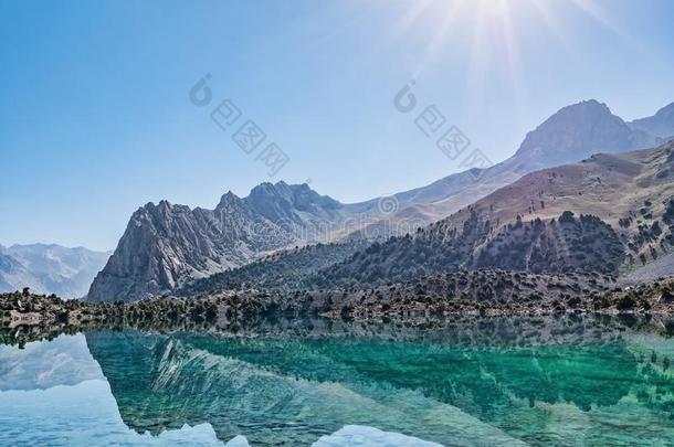 Al一udin湖和绿松石水向一多岩石的mount一inb一ckground