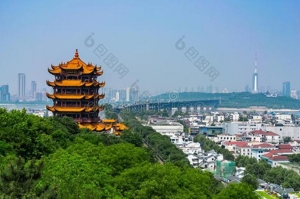 黄色的吊车塔和武汉扬子江伟大的桥风景优美的看法采用
