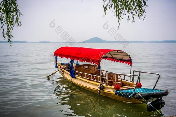 传统的中国人小船关-在上面看法采用武汉城市东湖东