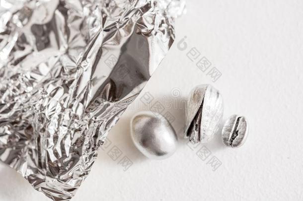 阿月浑子树螺母.金属的颜色包装纸从巧克力糖果.艺术