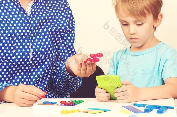 小的男孩演奏逻辑的游戏在指已提到的人教训关于一心理学研究者.英文字母表的第19个字母