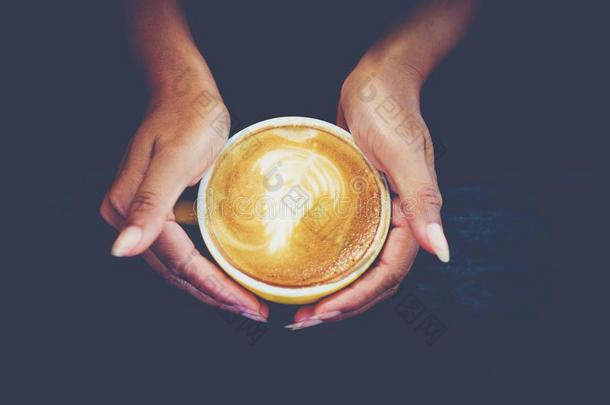 手和热的咖啡豆向喝咖啡豆det.每个早晨关于咖啡豆大暗囊泡