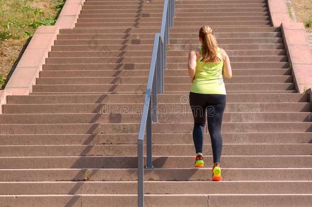 女人<strong>跑步</strong>在期间攀登的楼梯在的时候锻炼