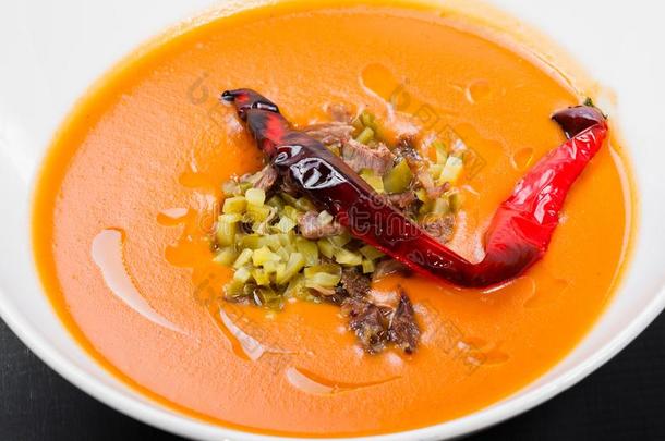 番茄汤,红色的胡椒汤,调味汁和橄榄油,肉和照片