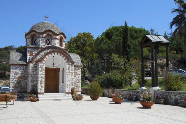 前面看法向白色的和棕色的教堂关于阿吉欧斯尼古拉和阿吉亚