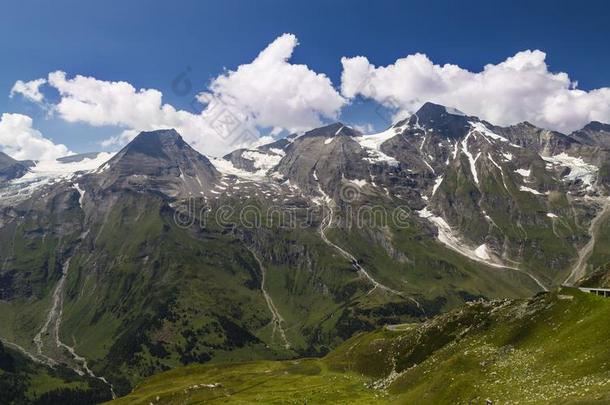 阿尔卑斯山的山风景在夏.奥地利人alkali-treatedlipopolysaccharide碱处理的脂多糖