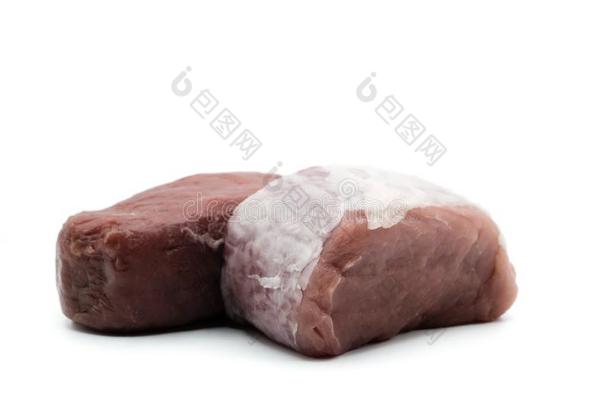 猪肉<strong>腰部</strong>嫩肉和牛肉<strong>腰部</strong>嫩肉隔离的向白色的背景