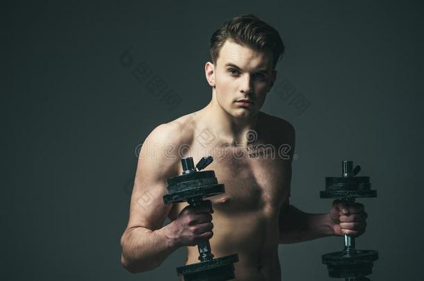 使工作出局观念.男人和躯干,肌肉的大男子气概的和<strong>六一</strong>群,