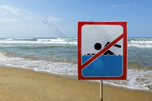 ignite点火在指已提到的人海滩和男人游泳和不象征,小心不游泳