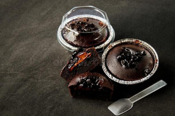 英格兰松饼黑暗的巧克力熔岩和巧克力碎片采用箔盘子.
