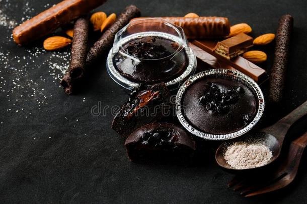 英格兰松饼黑暗的巧克力熔岩和巧克力碎片采用箔盘子