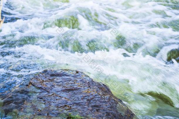 水流.水流动的越过指已提到的人岩石.山河