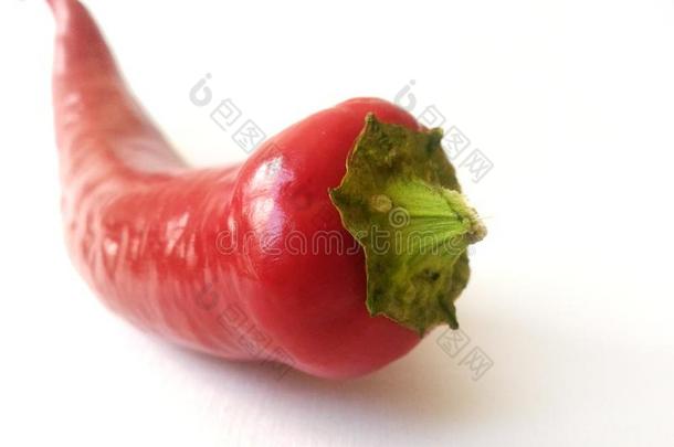 红色的热的红辣椒胡椒是（be的三单形式新鲜的向白色的背景.红辣椒.