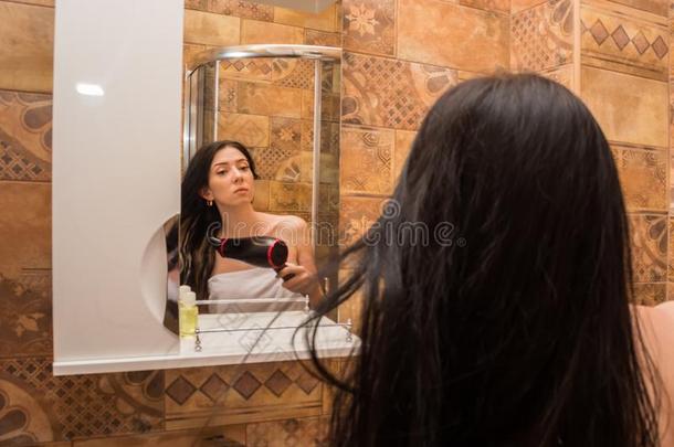 年幼的,美丽的女人间歇出露区头发采用指已提到的人浴室和一头发资料暂存器