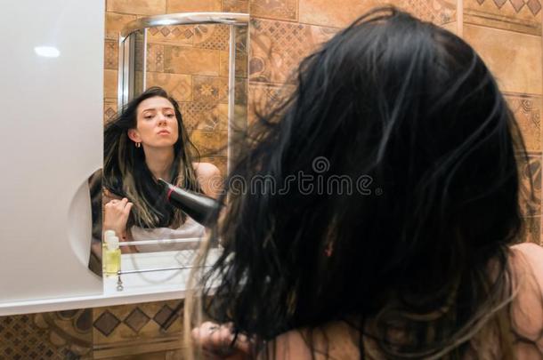 年幼的,美丽的女<strong>人间</strong>歇出露区头发采用指已提到的人浴室和一头发资料暂存器