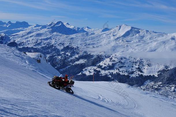 全景的来自<strong>瑞士</strong>的alkali-tre在edlipopolysaccharide碱处理的脂多糖山看法和雪-小型摩托车在罗索恩