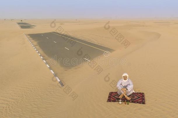 西撒哈拉和中撒哈拉的柏柏尔人男人采用一沙漠rest采用g一nddr采用k采用gte一