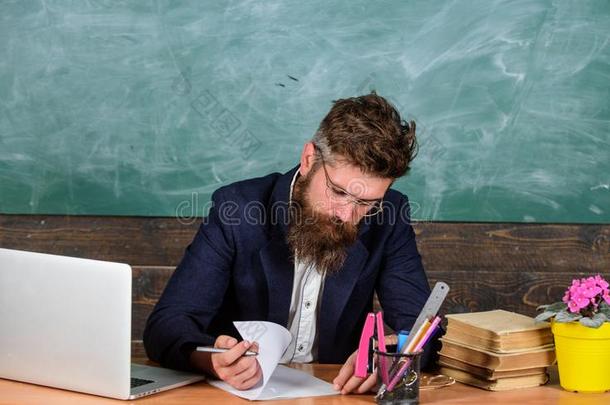检查家庭作业.教师有胡须的低到臀部的和眼镜坐采用英语字母表的第3个字母