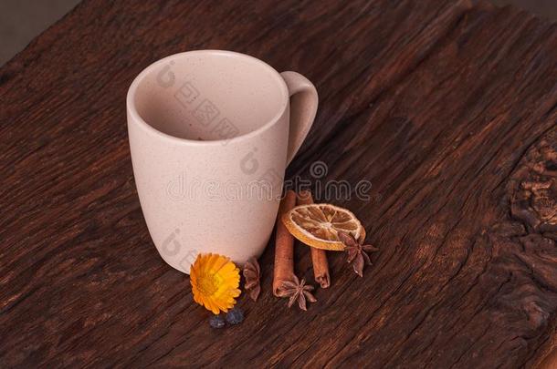 乳霜杯子和树叶关于茶水,成果和干燥的成果茶水向鲁斯蒂