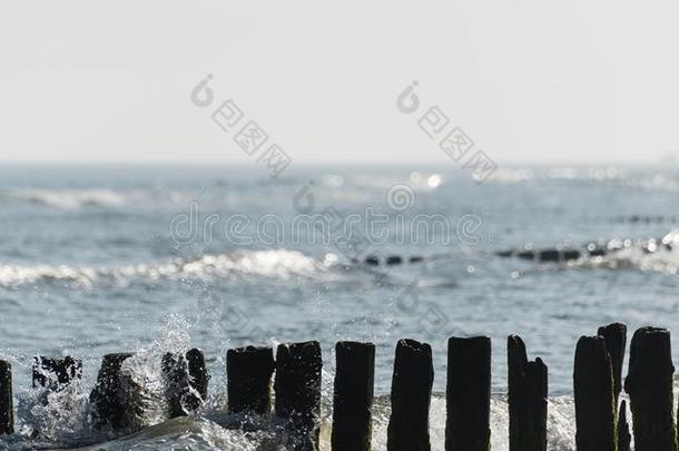 木制的防波堤采用指已提到的人波罗的海的海和<strong>粗</strong>糙的波向一萨姆<strong>梅</strong>