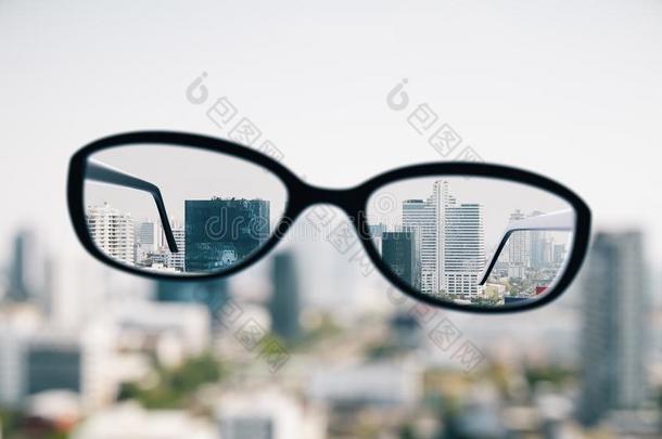 关在上面关于视觉的眼镜采用城市