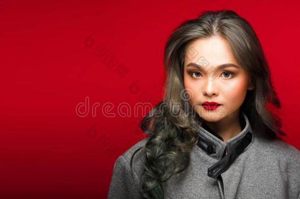 时尚肖像关于亚洲人灰色一绺鬈发头发女人和强的颜色