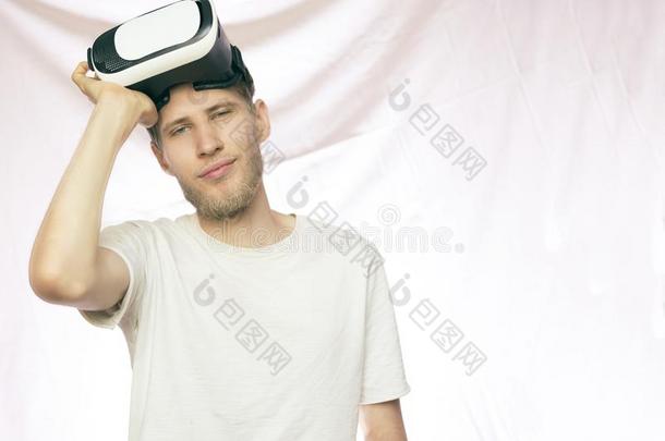 年幼的有胡须的英俊的微笑的男人佃户租种的土地指已提到的人VirtualReality虚拟现实眼镜伊斯拉特