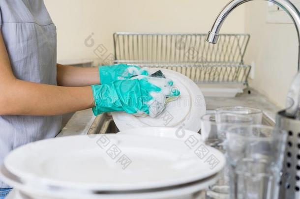 年幼的女人和拳击手套洗涤盘