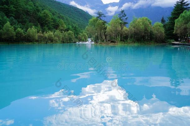 指已提到的人蓝色湖反射指已提到的人蓝色天和白色的云