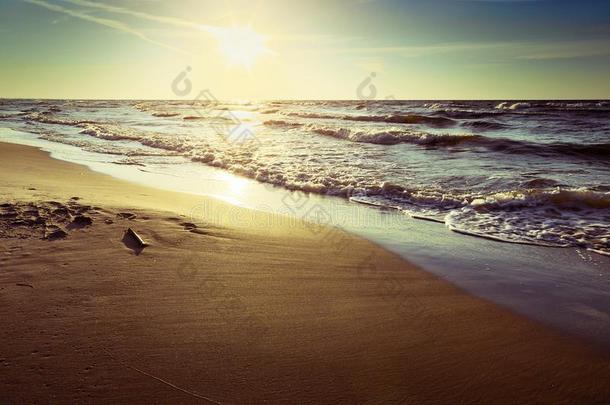 波罗的海的海海岸和波破坏向指已提到的人海滩在日落.sisterchromatidexchange姐妹染色单体<strong>互换</strong>