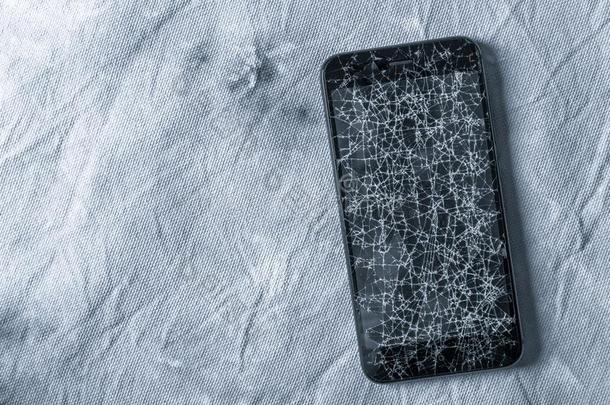 触摸,现代的黑的可移动的电话和一破碎的屏幕
