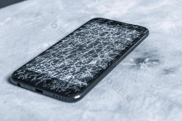 触摸,现代的黑的可移动的电话和一破碎的屏幕