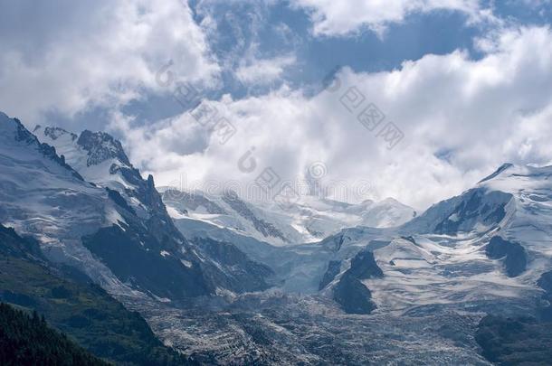 圆屋顶和锥状的岩石duty义务古特山山峰和头儿冰河
