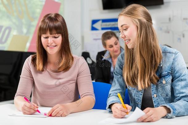 学生文字试验或考试后的最后的他们的操纵较少地