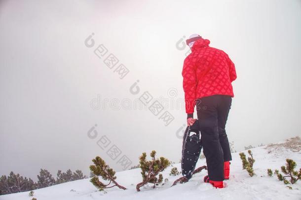 身材高的运动员采用暖和的衣服采用雪鞋和trekk采用g极.