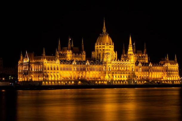 布达佩斯议会建筑物采用夜