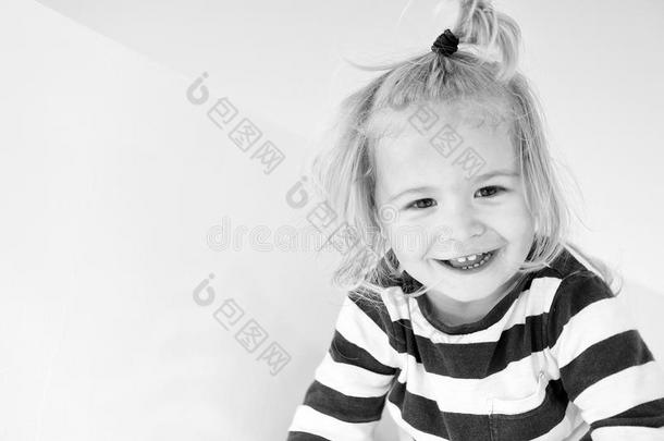 小的男孩微笑采用海军衣服.幸福的小孩享有和煦的：照到阳光的一天.英语字母表的第11个字母