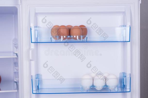敞开的电冰箱,卵向指已提到的人架子关于<strong>冰箱门</strong>,健康的螺母