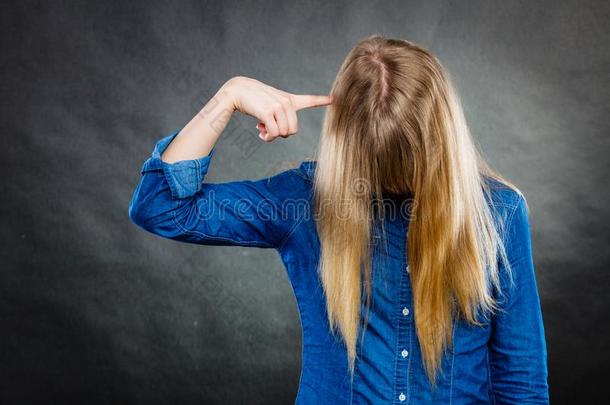 情绪低落的白肤金发碧眼女人女人掩蔽物面容.