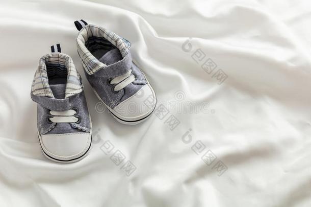 婴儿男孩鞋子向白色的缎,复制品空间