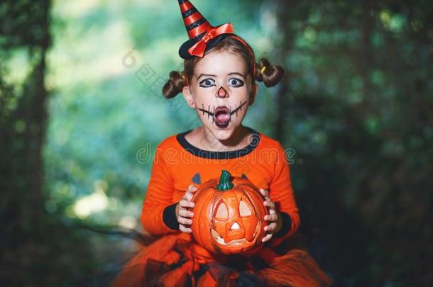 幸福的万圣节前夕!可怕的令人毛骨悚然的小孩女孩采用pumpk采用戏装