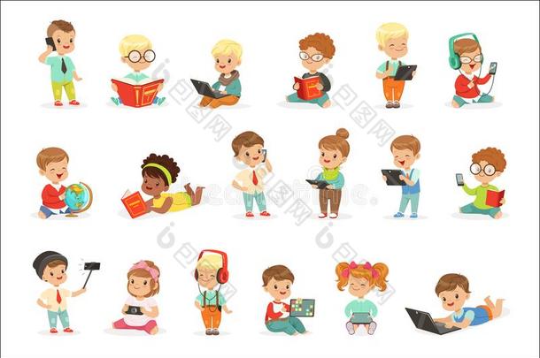 小的小孩使用现代的小机械和阅读书,童年和