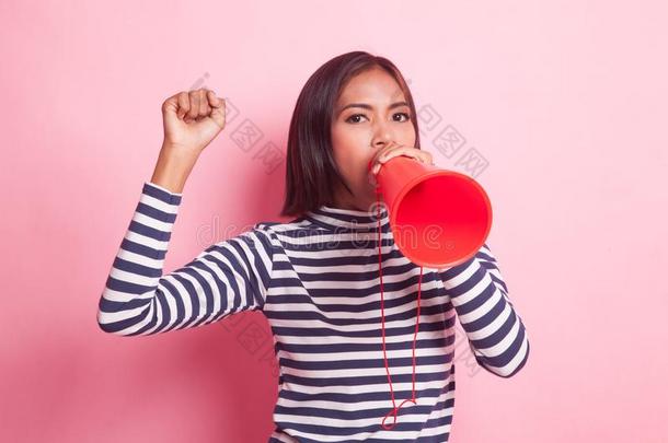 美丽的年幼的亚洲人女人宣布参加竞选和扩音器.