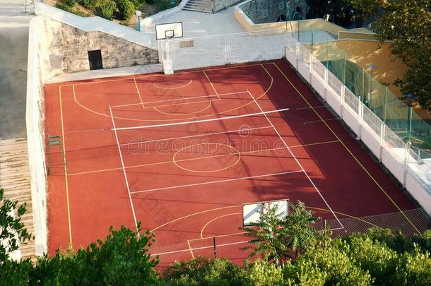 户外的篮球和网球法院