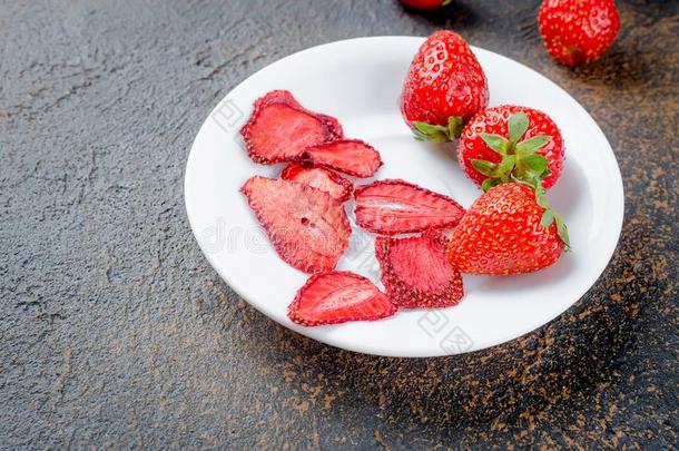 成熟的多汁的草莓,成<strong>果干</strong>的干燥的炸马铃薯条和草莓锭剂