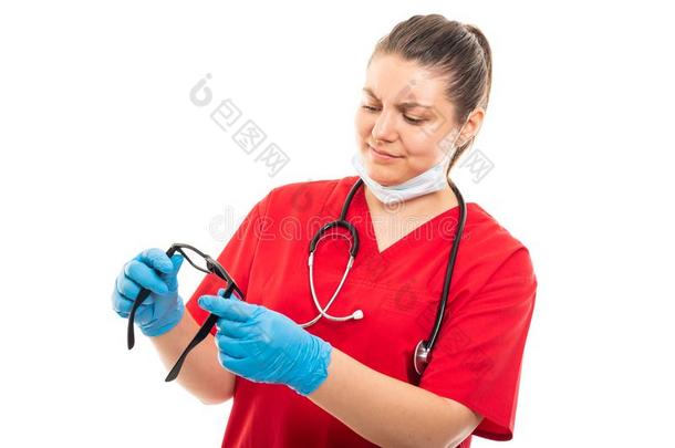 年幼的医学的护士使人疲乏的红色的用力擦洗有样子的在眼镜