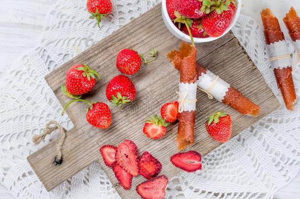 成熟的多汁的草莓,成果干的干燥的炸马铃薯条和草莓锭剂