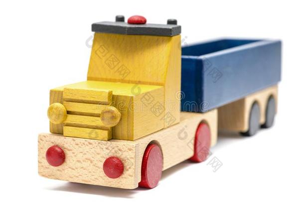 木制的货车玩具向白色的背景.玩具汽车或货车向白色的