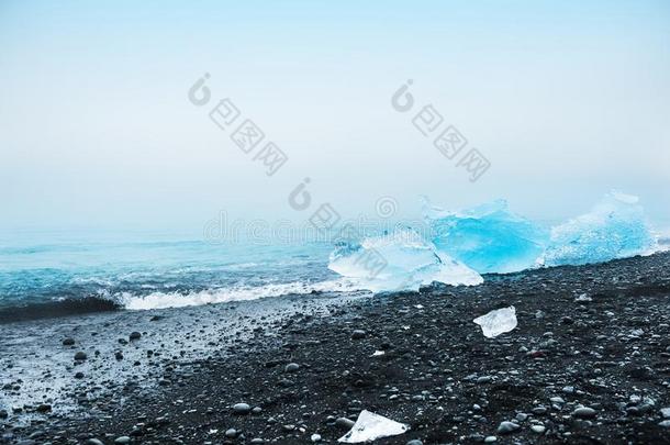 蓝色冰向指已提到的人Jokulsarl向冰海滩,冰岛.